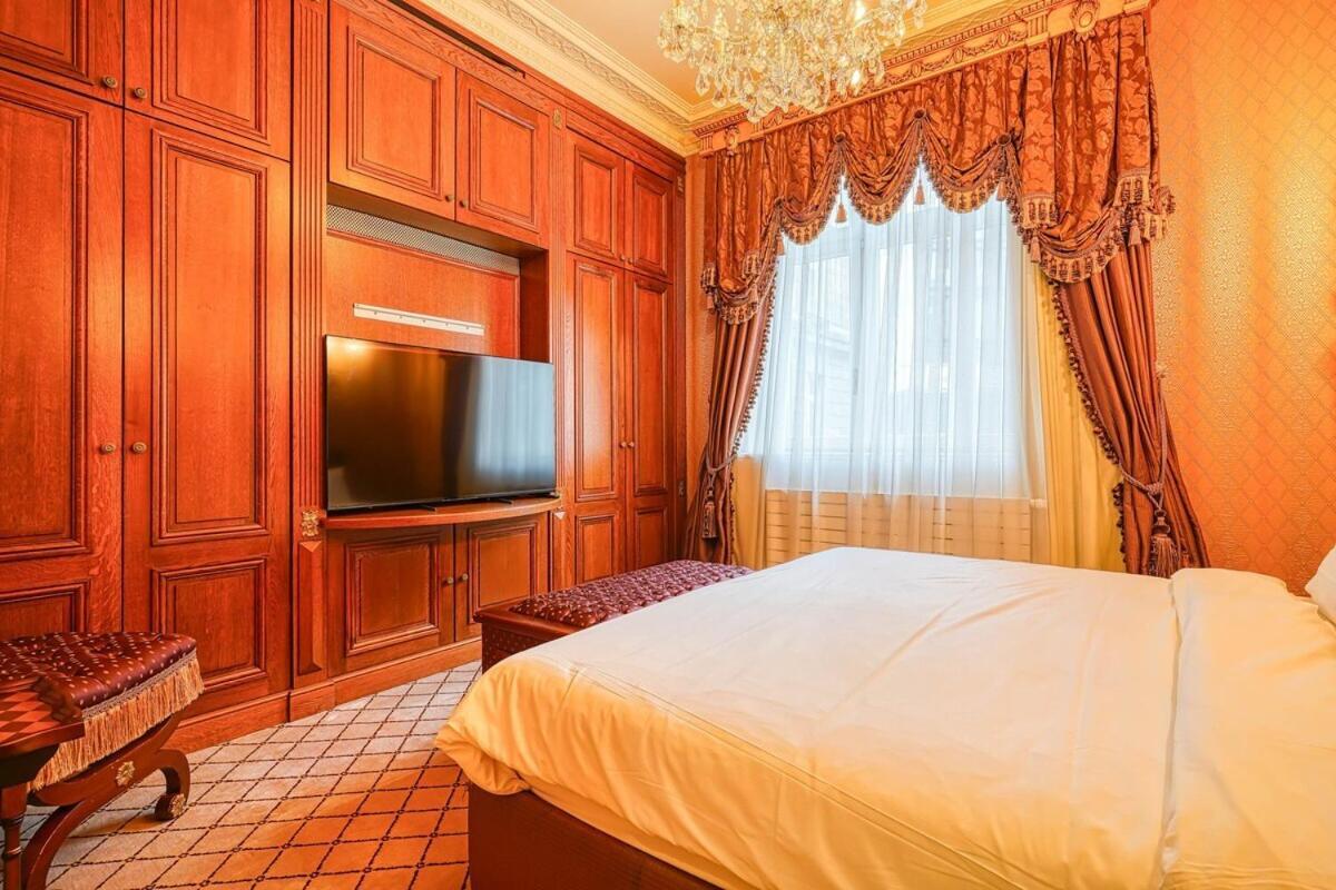 Napoleon Champs Elysees Apartment *