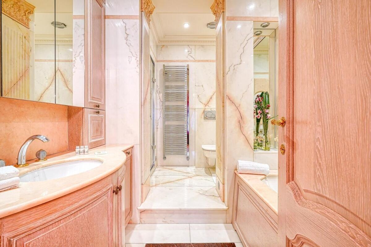Napoleon Champs Elysees Apartment *